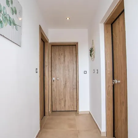 Apartment M&e Charaki